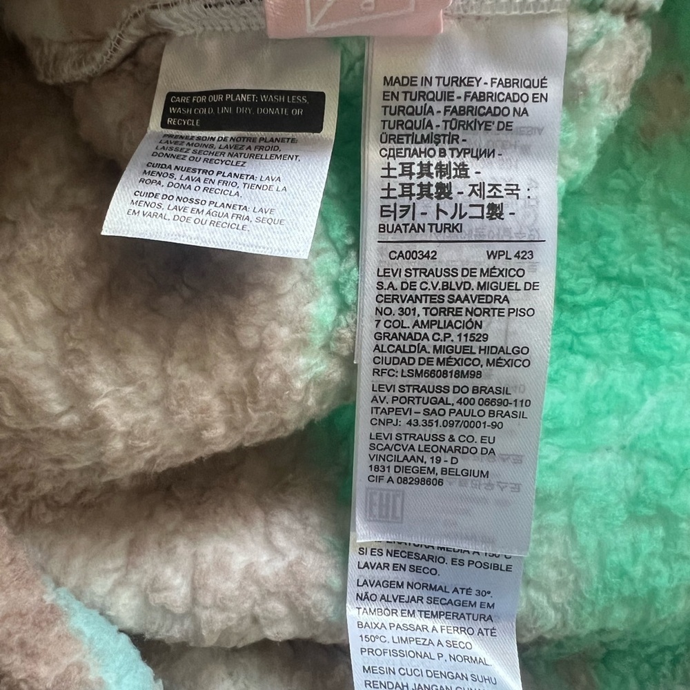 Levi's Atlas Sherpa Mountain Landscape Fleece - Mink - Size Small - Picture 13 of 14